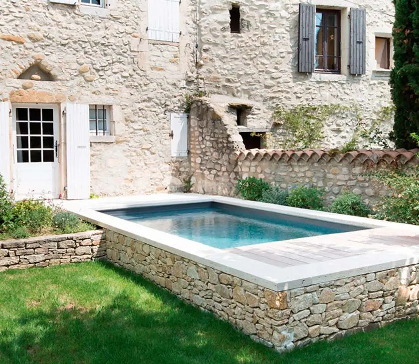 Pool rechteckig in einem kleinen Garten