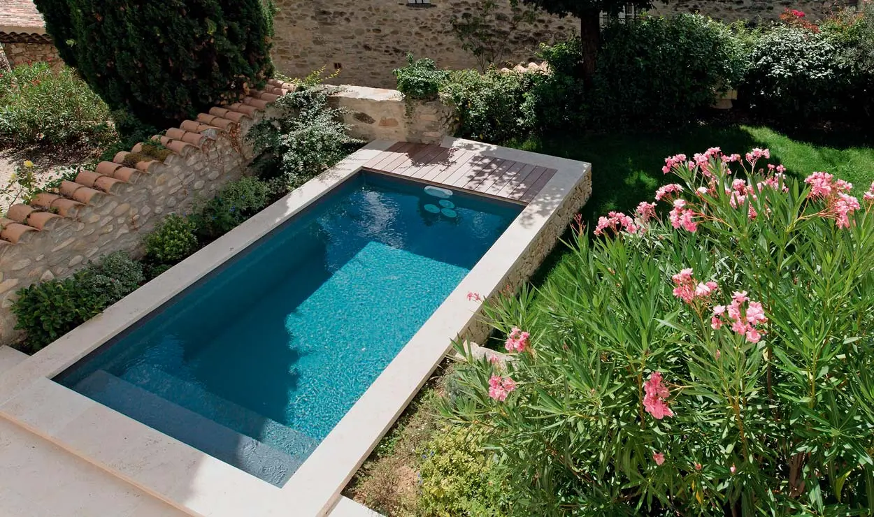 Rechteckiger Pool gut im Garten integriert